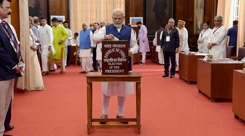 Thủ tướng Narendra Modi bỏ phiếu tại Delhi để bầu Tổng thống thứ 15 của Ấn Độ. (Nguồn: indianexpress.com)