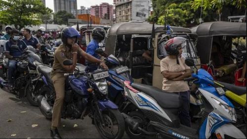Người dân Sri Lanka xếp hàng chờ mua xăng tại một trạm nhiên liệu ở Colombo, Sri Lanka, ngày 17/7/2022. Ảnh: Hindustan Times