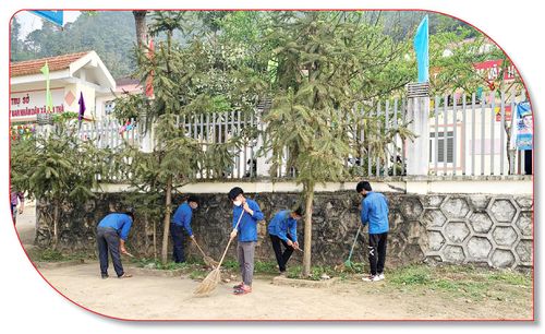 Đoàn viên, thành niên xã Dền Thàng (Bát Xát) tham gia vệ sinh môi trường nơi công cộng.