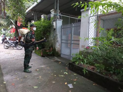 Phun xịt nơi người bệnh bị mắc sốt xuất huyết.
