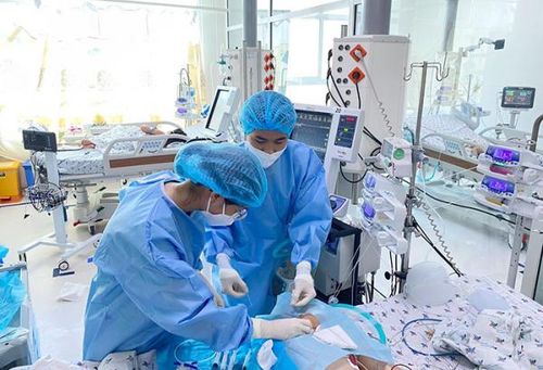 Bé P.N.T.K. được chăm sóc đặc biệt trong phòng hồi sức tích cực.