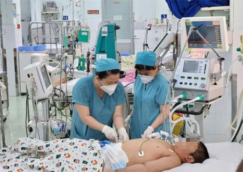 Đội ngũ y, bác sĩ ngày đêm tận lực cứu chữa bệnh nhân chuyển nặng do mắc sốt xuất huyết.