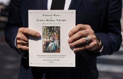  Một người bạn cầm tờ chương trình tang lễ. Quá trình ông Trump và bà Ivana ly hôn rất xấu xí nhưng những năm gần đây, hai người có quan hệ thân thiện. Bà Ivana nhiệt tình ủng hộ chiến dịch tranh cử tổng thống năm 2016 của ông Trump. Bà cũng từng kể hai người nói chuyện thường xuyên.