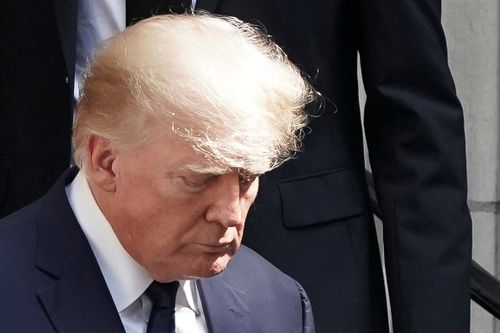  Gia đình Trump hôm 14/7 thông báo bà Ivana, 73 tuổi, chết tại nhà riêng ở Manhattan. Nhà chức trách kết luận cái chết là tai nạn với nguyên nhân gây tử vong là chấn thương do vật tày gây ra vào phần thân trên. 