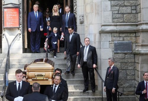  Gia đình Trump lần lượt ra khỏi nhà thờ sau khi quan tài được khiêng ra bên ngoài. 