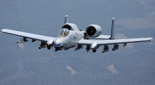 A-10 là loại chiến đấu cơ chuyên đánh mục tiêu mục đất đáng sợ nhất của Mỹ. Mặc dù ra đời đã lâu, nhưng những chiếc máy bay này vẫn rất hữu dụng và là bạn đồng hành đáng tin cậy của thủy quân lục chiến Mỹ.