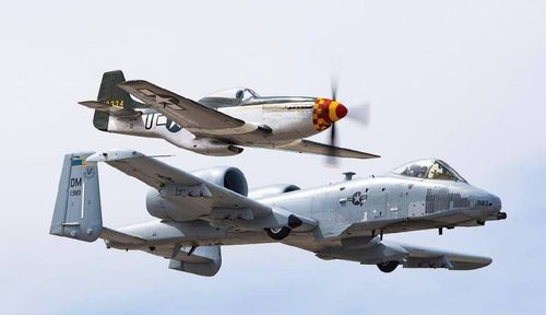 Có được khả năng này nhờ buồng lái của A-10 được bọc 1 lớp titan dày gần 4 cm giúp bảo vệ phi công khỏi hỏa lực phòng không từ mặt đất.