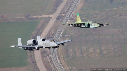 Nhiều chuyên gia cho rằng sức mạnh của A-10 thậm chí còn vượt cường kích "xe tăng bay" Su-25 của Nga.