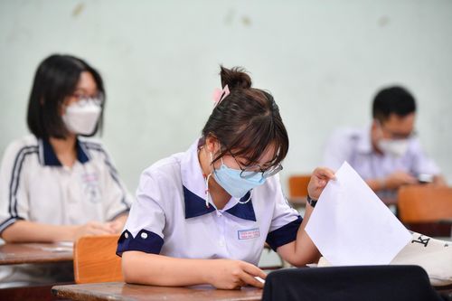 Bộ GD&ĐT yêu cầu từ năm 2023, giáo viên không sử dụng lại các văn bản đã học trong sách giáo khoa là ngữ liệu xây dựng đề. Ảnh minh họa: Duy Hiệu.