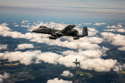 Đồng thời, A-10 có một lợi thế lớn so với Su-25 của Liên Xô là nó có đầy đủ kho vũ khí chính xác cao. Tiêu biểu là tên lửa chống tăng AGM-65 Maverick có tầm bay khoảng 30 km và hiệu ứng "bắn - quên", cũng như bom JDAM có độ chính xác cao.