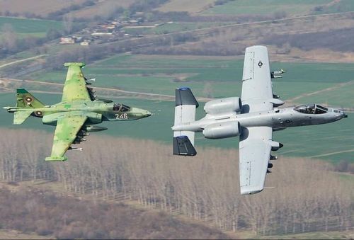 Còn nếu để cường kích A-10 Thunderbolt II đơn độc ra trận, viễn cảnh nó bị bắn rơi với số lượng lớn như những gì đang xảy ra với chiếc Su-25 là điều có thể dự đoán trước.
