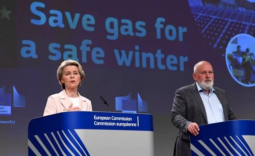 Chủ tịch Ủy ban Châu Âu Ursula von der Leyen (trái) tại một họp báo về tiết kiệm nặng lượng để "có mùa Đông an toàn" ở trụ sở EU. Ảnh: AFP
