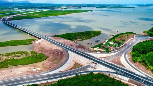 "Dự án được thi công trong bối cảnh dịch COVID-19 bùng phát, gây đứt gãy chuỗi cung ứng, thiếu lao động, ảnh hưởng bởi biến động giá cả nên tiến độ thi công bị ảnh hưởng", đại diện nhà thầu thi công nói.