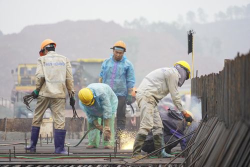 Được biết, để đưa công trình đường cao tốc vào khai thác, chủ đầu tư cần hoàn thiện hàng loạt thủ tục liên quan và phụ thuộc vào Hội đồng Nghiệm thu nhà nước cùng Bộ GTVT cũng các cơ quan liên quan.