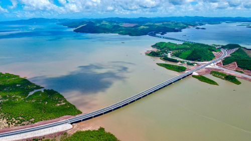 Đoạn tuyến Tiên Yên – Móng Cái có chiều dài gần 60km chưa đảm bảo được tiến độ theo kế hoạch, hiện mới thực hiện được khoảng 95% tổng khối lượng các hạng mục.