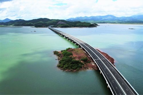 Tuy nhiên, giai đoạn hoàn thiện dự án vào đầu năm 2022, thời tiết khu vực thi công cao tốc mưa nhiều, số lượng ngày mưa trung bình chiếm 60% thời gian thi công.