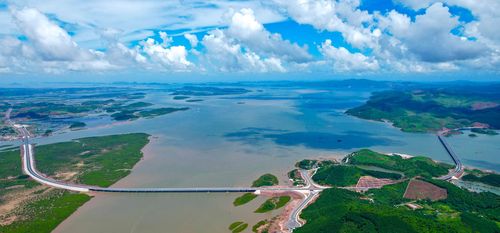 Dự án được chia thành 2 dự án gồm tuyến Vân Đồn - Tiên Yên dài hơn 16km, sử dụng vốn ngân sách nhà nước và tuyến Tiên Yên - Móng Cái có tổng chiều dài 63km được đầu tư theo hình thức BOT (đầu tư - khai thác - chuyển giao).