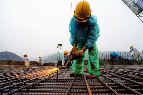 "Quy trình thi công lớp thảm nhựa trên cùng (novachip) đòi hỏi yêu cầu kỹ thuật cao, điều kiện thời tiết khô ráo, nhằm để tăng tuổi thọ công trình và êm thuận mặt đường. Nhưng thời tiết khu vực miền Đông của tỉnh Quảng Ninh liên tục mưa kéo dài gây ảnh hưởng không nhỏ đến tiến độ thi công", đại diện Chủ đầu tư cao tốc Vân Đồn - Móng Cái cho biết.