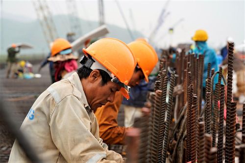 Vào tháng 5 và 6 gần như mưa cả tháng khiến việc thi công thảm nhựa mặt đường rất khó khăn, không đảm bảo được các yêu cầu kỹ thuật.