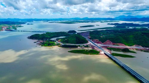 Dự án đường cao tốc Vân Đồn - Móng Cái được khởi công vào tháng 4/2019, có tổng chiều dài khoảng 80 km, quy mô đường cao tốc 4 làn xe, vận tốc tối đa 120 km/giờ với tổng kinh phí hơn 11 nghìn tỷ đồng.