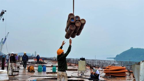 Hiện tại, đoạn tuyến Vân Đồn - Tiên Yên dài hơn 16km đã cơ bản hoàn thành, còn một số hạng mục như thảm nhựa, sơn vạch kẻ đường, lắp đặt hệ thống biển báo... đang được gấp rút triển khai.