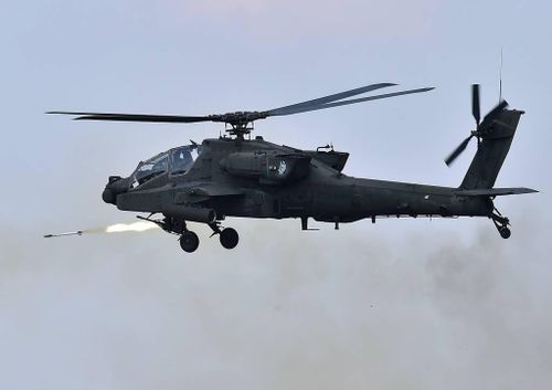 Trực thăng chiến đấu Apache tập trận bắn đạn thật ở Hàn Quốc. Ảnh: Reuters