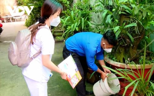 Nhân viên y tế cùng chính quyền địa phương triển khai các biện pháp phòng bệnh sốt xuất huyết