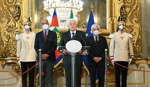 Tổng thống Italia Sergio Mattarella (giữa) tuyên bố giải tán Quốc hội và ấn định thời điểm tổ chức bầu cử trước thời hạn.