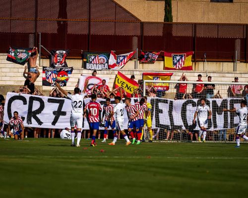 Nhiều cổ động viên Atletico không muốn chứng kiến viễn cảnh Ronaldo khoác lên mình màu áo sọc đỏ trắng của thành Madrid. Họ đưa ra thông điệp mạnh mẽ phản đối siêu sao người Bồ Đào Nha.