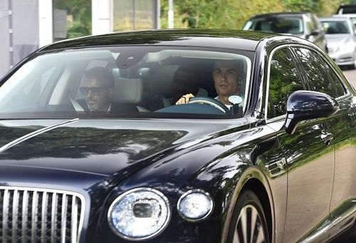 Ronaldo và đại diện Mendes đã có mặt tại đại bản doanh của Man Utd để giải quyết tương lai cầu thủ này hôm 27/7. Cựu sao Juventus thừa nhận sẽ giữ thái độ chuyên nghiệp nhưng tâm trí anh không còn ở Old Trafford. Hay nói cách khác, Ronaldo yêu cầu BLĐ "Quỷ đỏ" cho phép anh ra đi.