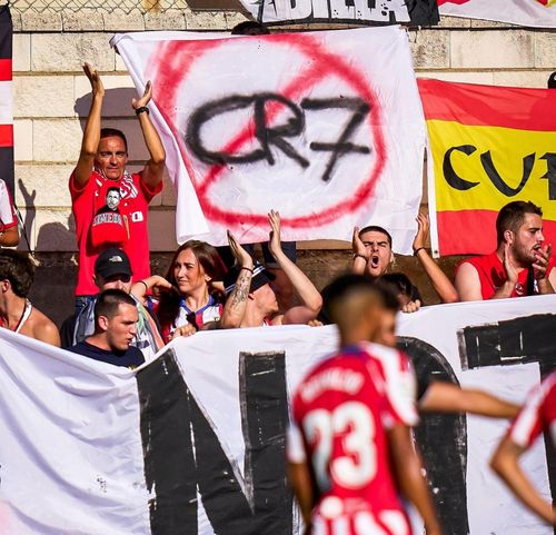 Báo chí châu Âu thời gian qua đưa tin nhiều về cuộc đàm phán giữa Ronaldo và đội chủ sân Wanda Metropolitano. Đại diện Jorge Mendes liên tục mời chào PSG, Chelsea, Bayern Munich và Atletico. Tuy nhiên, đội ngũ Ronaldo nhận về những phản hồi không mấy tích cực.