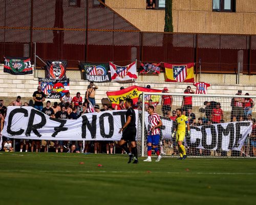 Atletico Madrid giành chiến thắng 4-0 trong trận giao hữu với Numancia. Tuy nhiên, tâm điểm của trận đấu lại đến từ những tấm băng rôn và biểu ngữ xuất hiện trên khán đài.