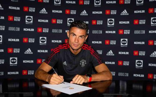 Hợp đồng Ronaldo ký với MU còn hạn 1 năm