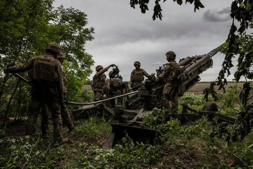  Các binh sĩ Ukraine bắn lựu pháo M777 155 mm do Mỹ cung cấp vào các vị trí của Nga ở vùng Donetsk, vào tháng 5. Ảnh: New York Times. 