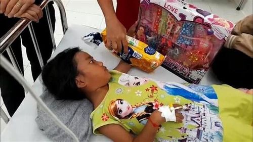Bé Y. được điều trị tại Trung tâm y tế huyện Đồng Phú. (Ảnh: TTXVN phát)