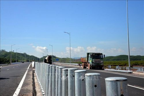 Nhà thầu hoàn thiện điểm quay đầu xe trên cao tốc. Ảnh: Thanh Vân/TTXVN