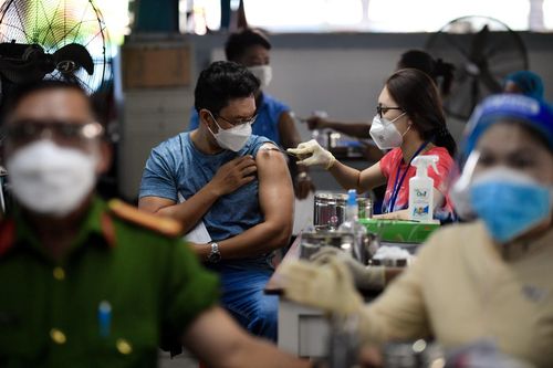 Người dân tại TP.HCM tiêm mũi nhắc lại của vaccine Covid-19. Ảnh: Duy Hiệu.
