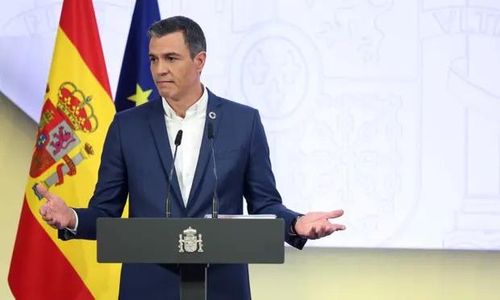 Thủ tướng Tây Ban Nha Pedro Sánchez không đeo cà vạt trong cuộc họp báo hôm 29/7 và khuyến khích người đứng đầu các cơ quan nên làm theo ông để hạn chế dùng máy điều hòa. Ảnh: AP.
