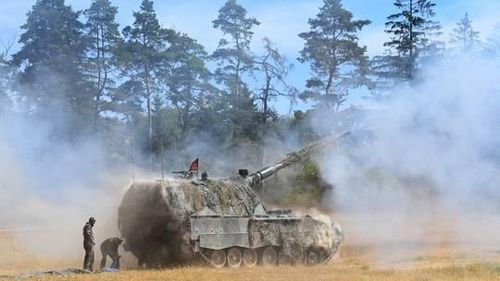 Khẩu đội pháo Panzerhaubitze 2000 của quân đội Đức khai hỏa trong cuộc tập trận của NATO ở Grafenwoehr. Ảnh: AFP