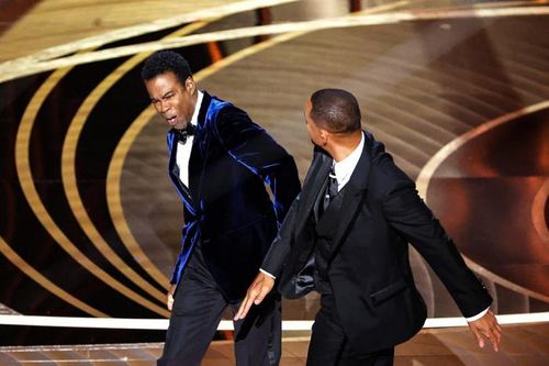 Will Smith tát Chris Rock trên sân khấu Oscar.