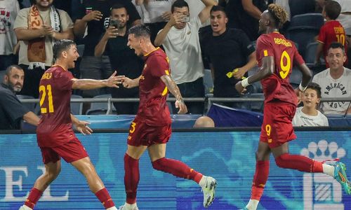 Dybala gia nhập Roma theo dạng chuyển nhượng tự do và nhận áo số 21 tại đội bóng thủ đô Italy. HLV Jose Mourinho kỳ vọng cựu sao Juventus sẽ giúp hàng công Roma chơi tốt hơn. Roma ký hợp đồng 3 năm, có thời hạn đến tháng 6/2025 với Dybala.