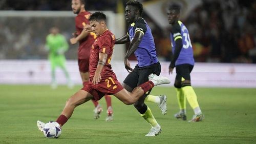Đây cũng là trận đầu tiên của Dybala trong màu áo mới. HLV Jose Mourinho đặt tham vọng bay cao ở Serie A mùa này và Dybala chắc chắn là nhân tố quan trọng để đội bóng thủ đô hướng tới một mùa giải thành công.