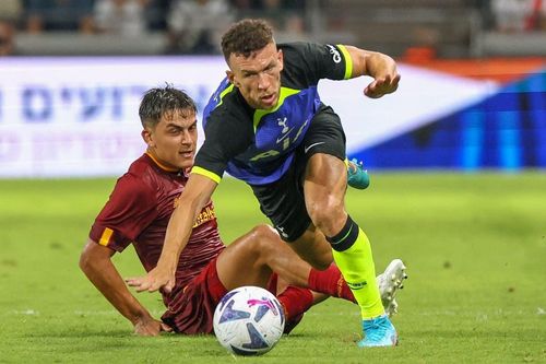 Ngoài pha kiến tạo, Dybala chơi nổi bật trong trận đấu với Spurs. Suốt 60 phút góp mặt trên sân, tiền vệ người Argentina có nhiều pha xử lý kỹ thuật. Anh giúp tuyến giữa Roma hoạt động ổn định.