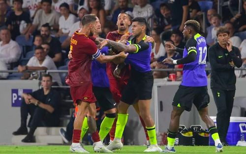 Chỉ mang tính chất giao hữu nhưng trận cầu giữa Roma và Tottenham không thiếu những pha bóng căng thẳng. Cầu thủ hai đội không ngần ngại lao vào xô xát sau một tình huống va chạm.
