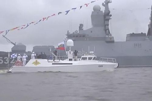 Tàu chở ông Putin đi ngang qua tàu hộ vệ Boikiy. Ảnh: Zvezda TV