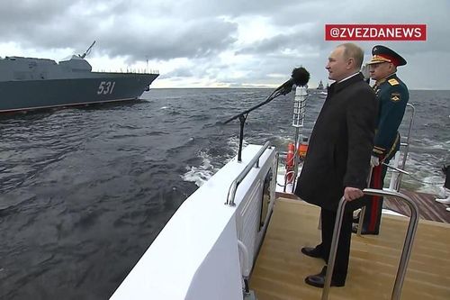 Tàu chở ông Putin đi ngang qua tàu hộ vệ Soobrazitelny. Ảnh: Zvezda TV