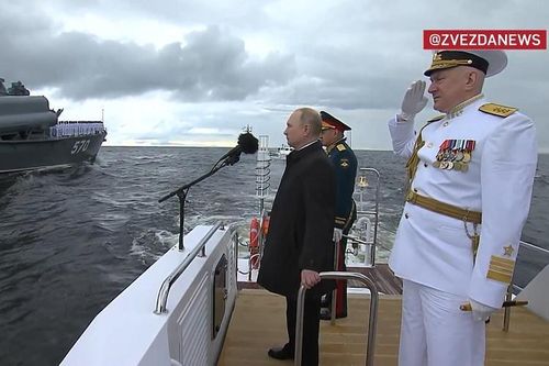Tàu chở ông Putin đi ngang qua tàu hộ vệ Passat. Ảnh: Zvezda TV 