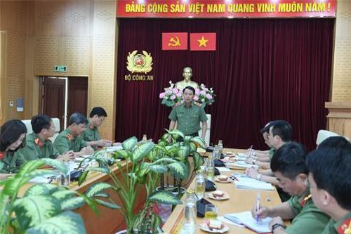 Thứ trưởng Lê Quốc Hùng phát biểu chỉ đạo tại cuộc họp