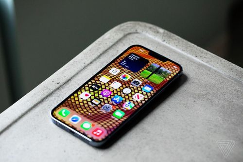  iPhone 13 Pro và iPhone 13 Pro Max có khả năng được cập nhật tính năng Always-On trong các bản nâng cấp iOS. Ảnh: The Verge. 