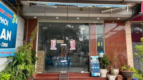 Chưa dừng lại, Công tiếp tục bảo vợ lấy chổi để dạy con, nhưng vợ không tìm thấy chổi nên đưa một thanh tre dài khoảng 50 cm cho Công. Sau đó, Công tiếp tục vụt vào mông, lưng con gái khiến nạn nhân tử vong. Ngày 28/9/2021, Công an quận Bắc Từ Liêm đã ra quyết định khởi tố vụ án, khởi tố bị can Lê Thành Công về tội "Cố ý gây thương tích". (Nơi xảy ra sự việc)